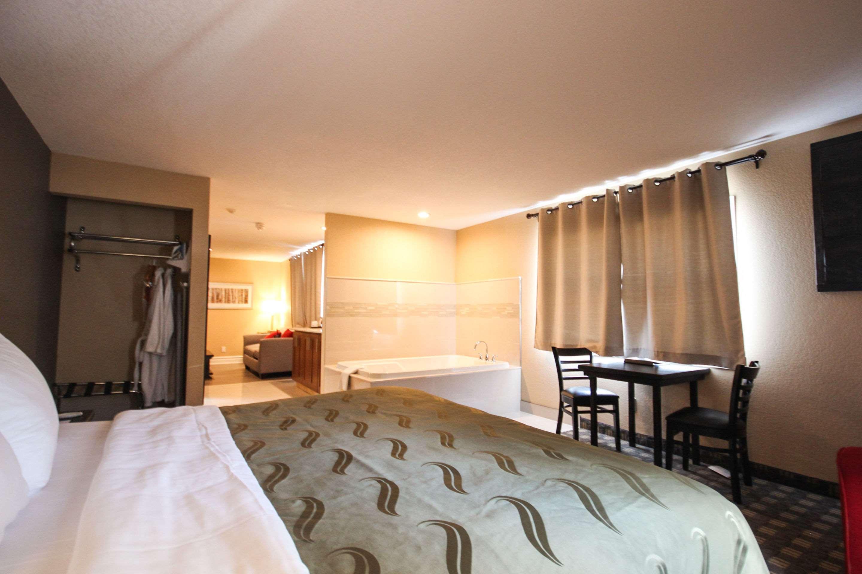 Quality Inn Bracebridge Bagian luar foto