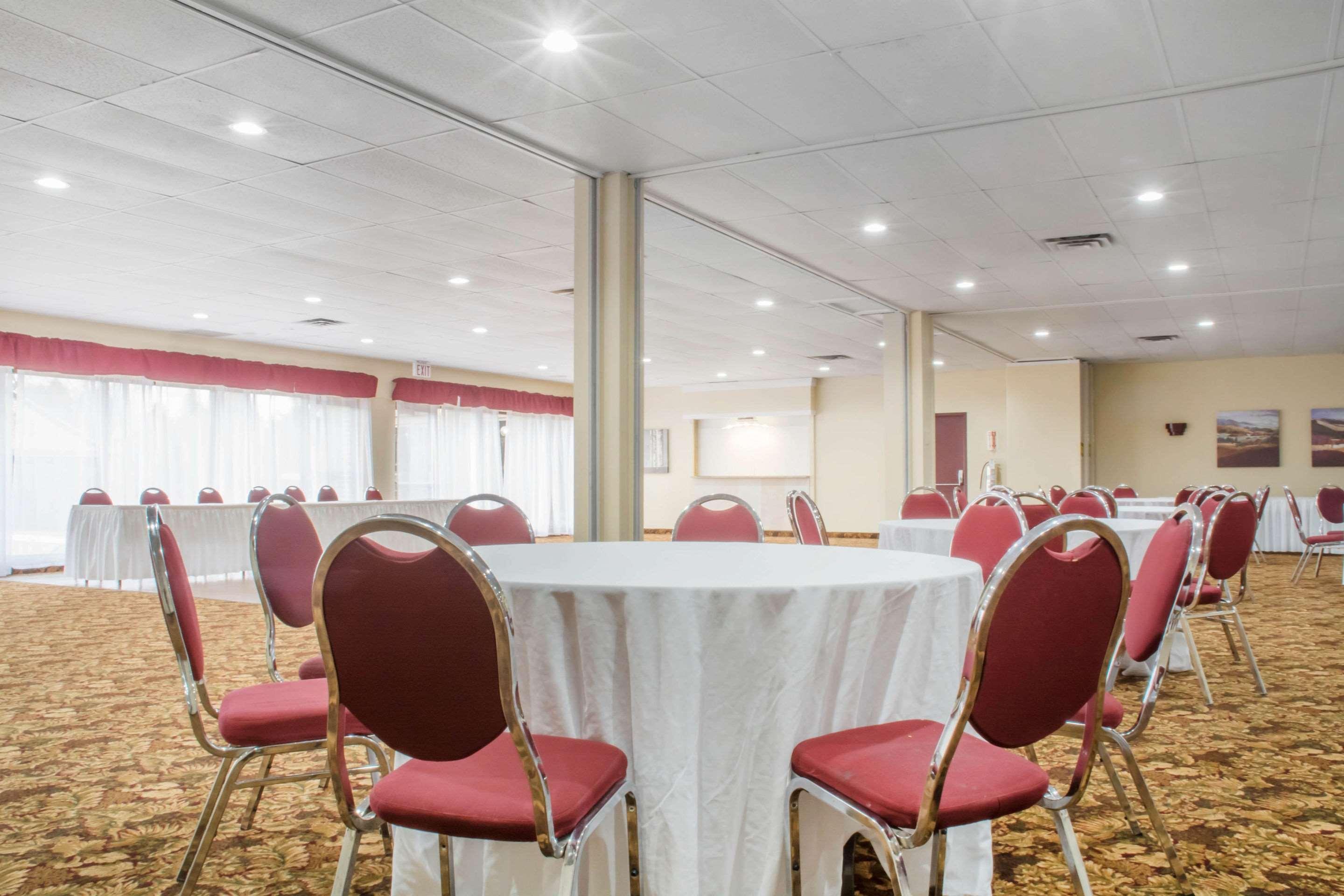 Quality Inn Bracebridge Bagian luar foto