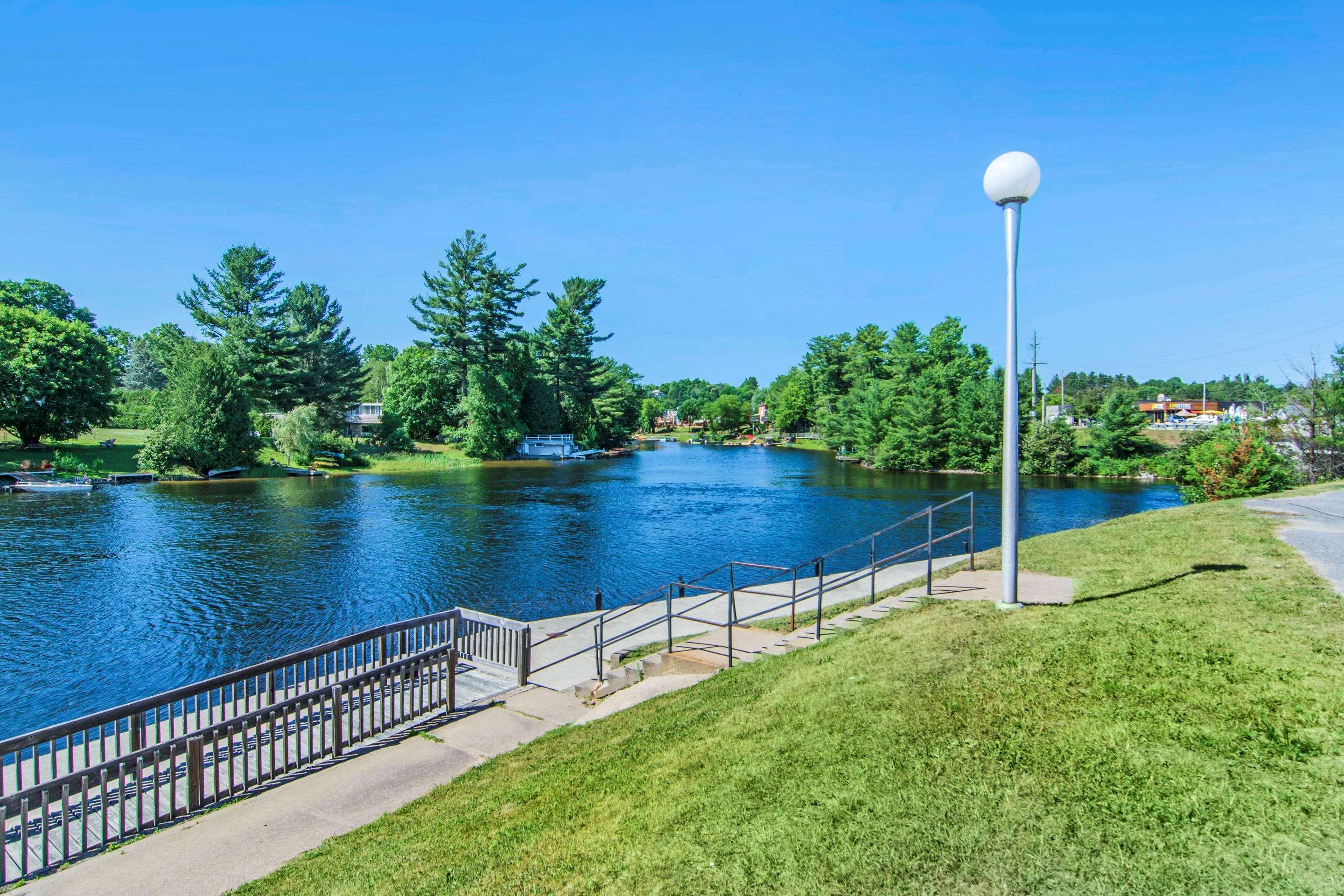 Quality Inn Bracebridge Bagian luar foto
